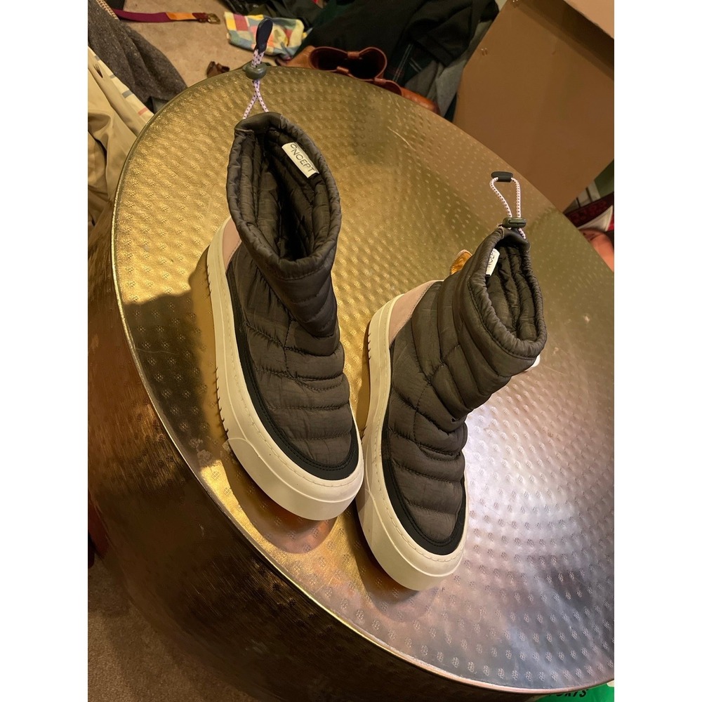 ONCEPT N.Y. "Lima" puffer boots. Recycled materials!